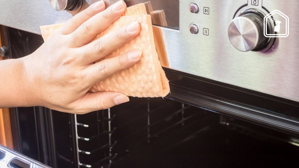 aangebakkenrooser uit oven schoonmaken